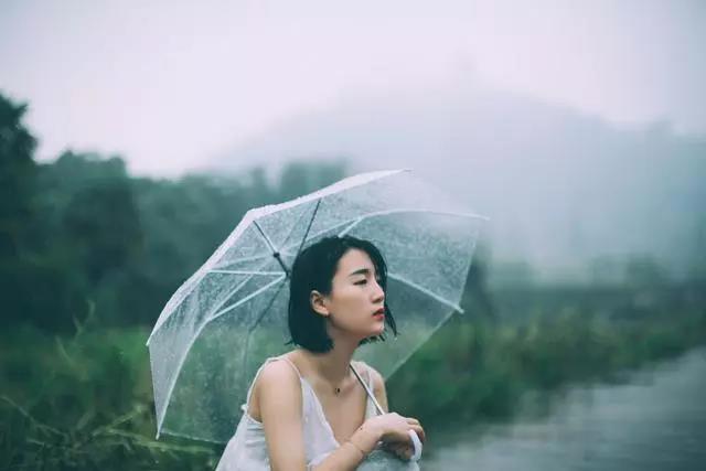 適合下雨天發的朋友圈文案